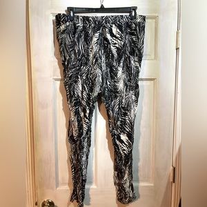 H&M Black White Palm Print Flowy Pants Trousers Great condition 
No known flaws